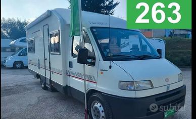 Camper semintegrale con basculante doppia dinette