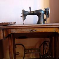 Macchina da cucire d'epoca.