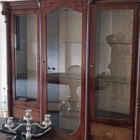 vetrinetta e tavolo soggiorno