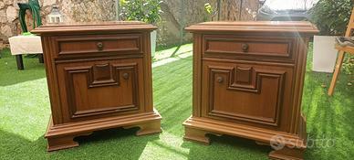 Coppia di comodini in legno massello