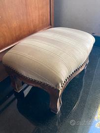 Sgabellino in legno e tessuto