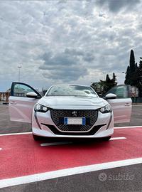 Peugeot e-208 allure pack