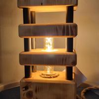 Lampada design in legno.