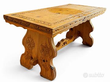 Tavolino vintage alpino in legno intagliato