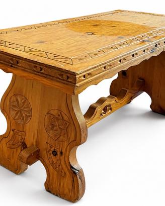 Tavolino vintage alpino in legno intagliato