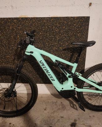 mountaine bike Specialized, pedalata assistita