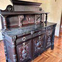 Antica credenza in stile Rinascimento