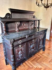 Antica credenza in stile Rinascimento