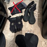 Attrezzatura SUB - guanti, scarpini, pinne, kit
