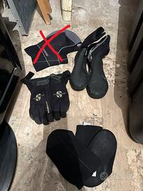 Attrezzatura SUB - guanti, scarpini, pinne, kit