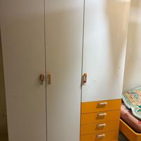 armadio arancione e bianco