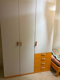 armadio arancione e bianco