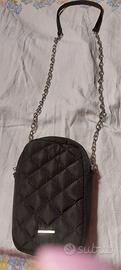 Piccola borsa a tracolla di Bershka.