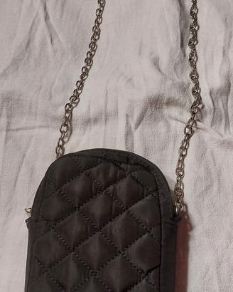 Piccola borsa a tracolla di Bershka.