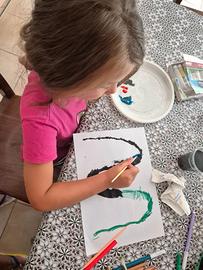 Educatrice gesto grafico e aiuto compiti