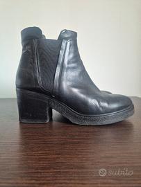 Stivaletto nero in pelle