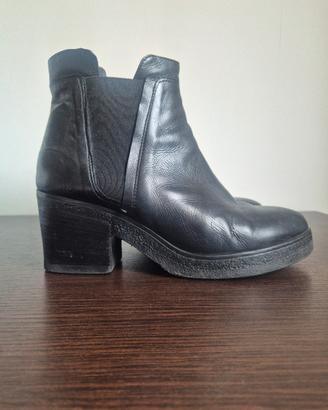 Stivaletto nero in pelle