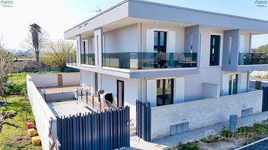 Elegante Villa di design completa di arredo