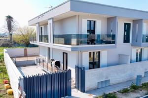 Elegante Villa di design completa di arredo