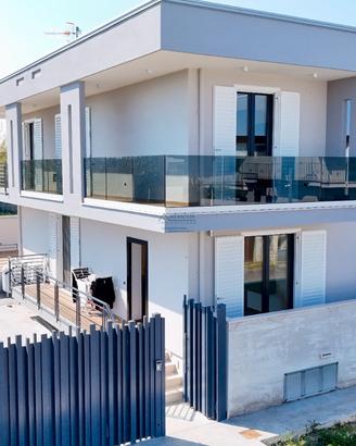 Elegante Villa di design completa di arredo