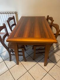 Tavolo in legno + 4 sedie