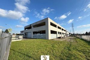 Immobile di 825 m² a Cerro Maggiore