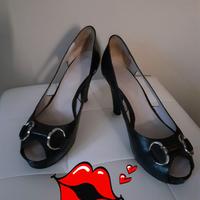 Scarpa aperta con tacco...