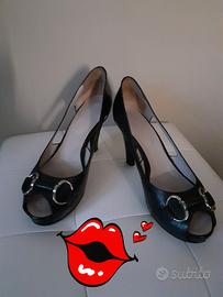 Scarpa aperta con tacco...