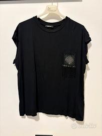 Maglietta nera con taschino decorato