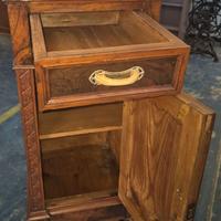 comodino in legno antico con maniglie in ottone