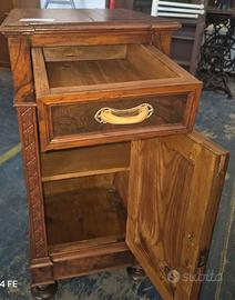 comodino in legno antico con maniglie in ottone