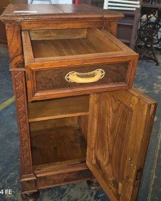 comodino in legno antico con maniglie in ottone
