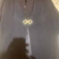 Spolverino elegante nero da donna con spilla