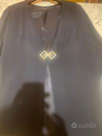 Spolverino elegante nero da donna con spilla