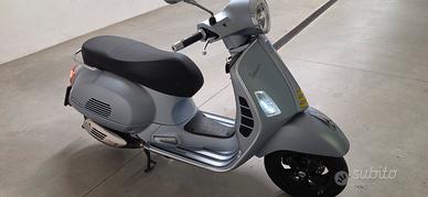 vespa 300 gts supertech grigia