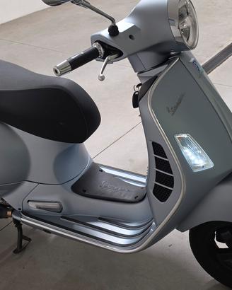 vespa 300 gts supertech grigia