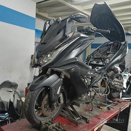 RICAMBI USATI KYMCO AK 550 A PARTIRE DA 10 EURO .