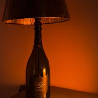Lampada da tavolo con bottiglia Dom Pérignon P2