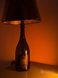 Lampada da tavolo con bottiglia Dom Pérignon P2