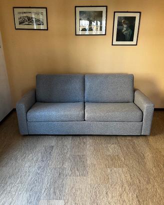 Divano letto matrimoniale -praticamente nuovo 