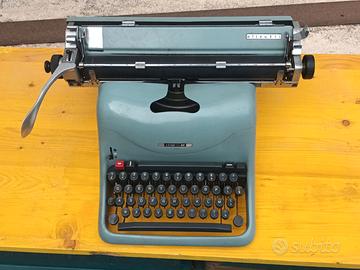 Macchina da scrivere vintage Olivetti