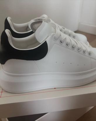 Scarpe Alexander McQueen bianche e nere