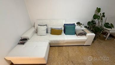 Divano angolare bianco con chaise longue