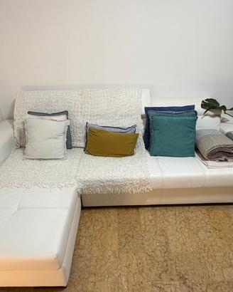 Divano angolare bianco con chaise longue