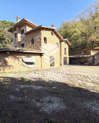 Rustico / Casale di 463 m² con più di 5 locali e b