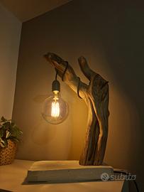 Lampada artigianale in legno con base in cemento