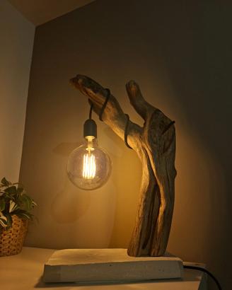 Lampada artigianale in legno con base in cemento