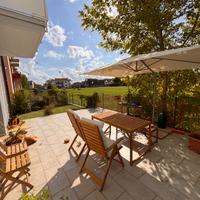 Tavolo da giardino con sedie e panchina