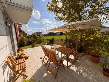 Tavolo da giardino con sedie e panchina