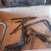 Trapano a mano con set punte